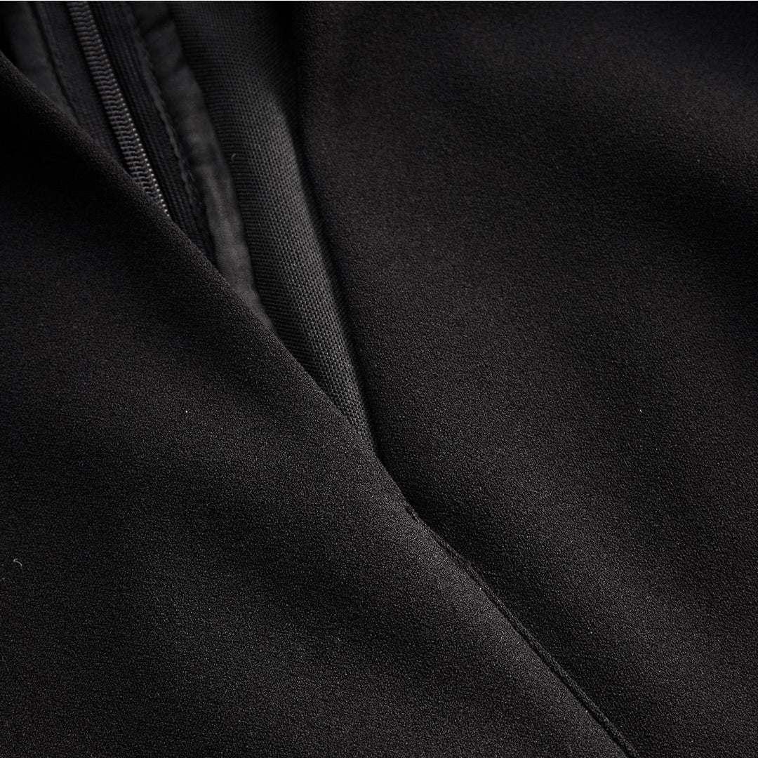 Kate | Hienostunut musta mekko vyöllä ja mandariinikauluksella