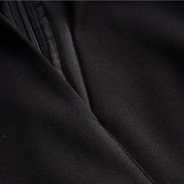 Kate | Hienostunut musta mekko vyöllä ja mandariinikauluksella