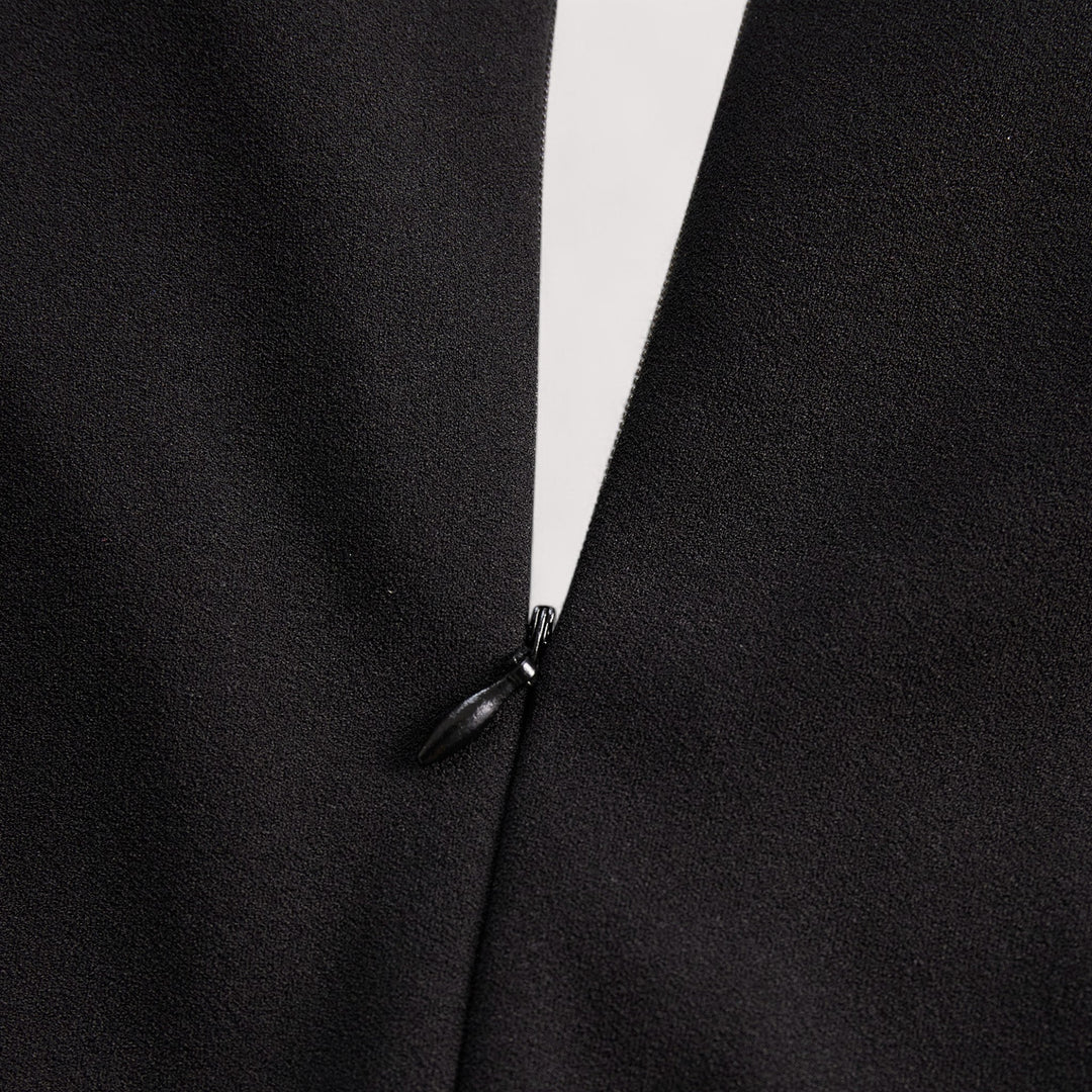 Kate | Hienostunut musta mekko vyöllä ja mandariinikauluksella