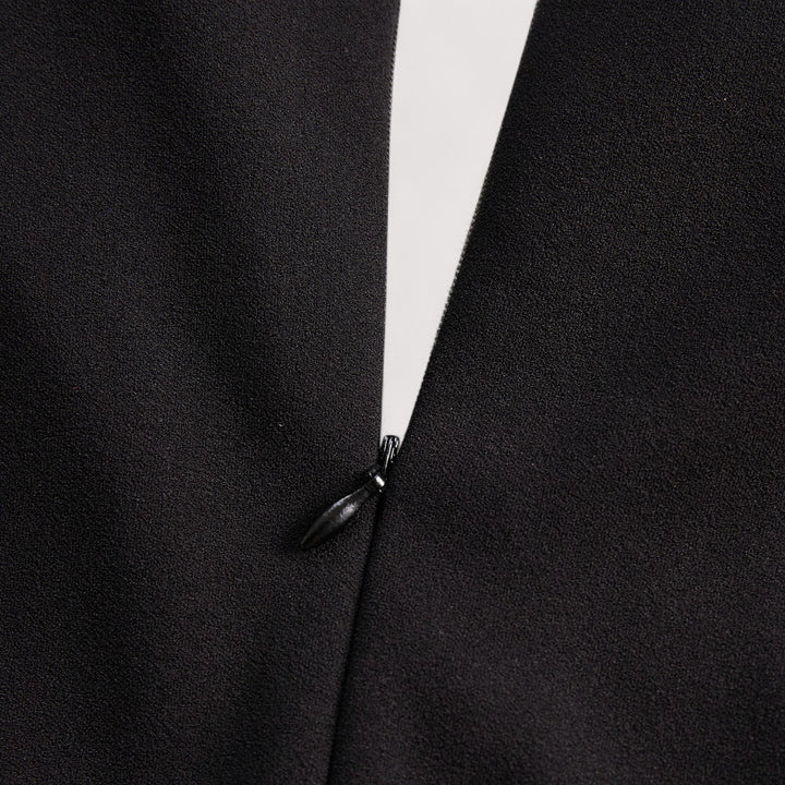 Kate | Hienostunut musta mekko vyöllä ja mandariinikauluksella