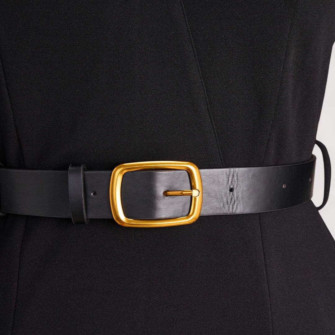 Kate | Hienostunut musta mekko vyöllä ja mandariinikauluksella