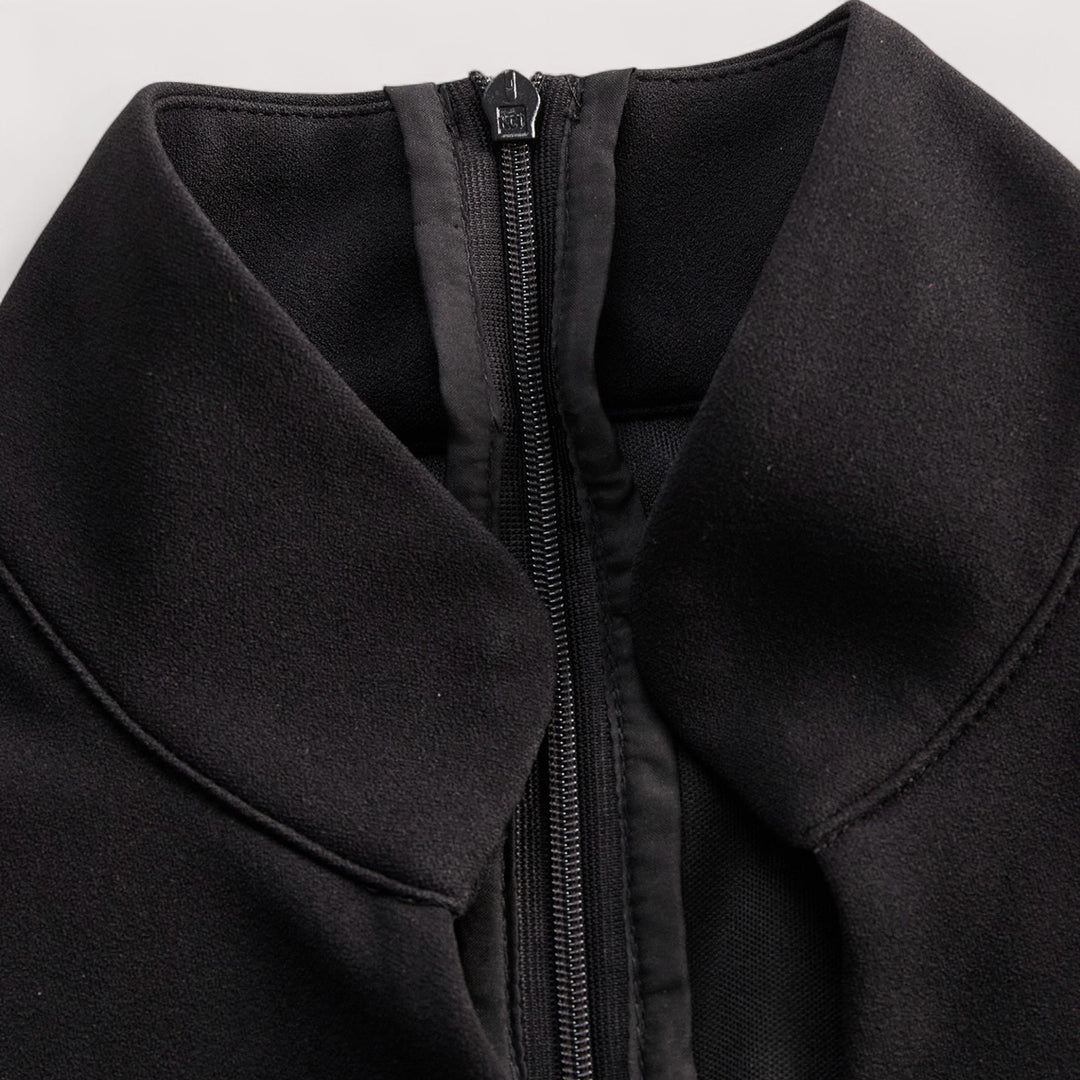 Kate | Hienostunut musta mekko vyöllä ja mandariinikauluksella