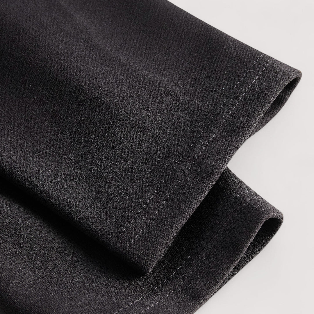 Kate | Hienostunut musta mekko vyöllä ja mandariinikauluksella