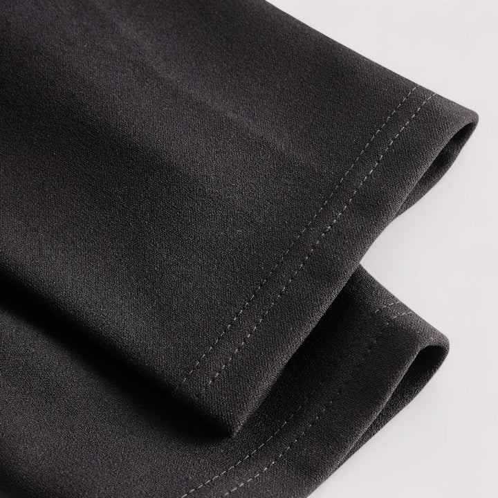 Kate | Hienostunut musta mekko vyöllä ja mandariinikauluksella