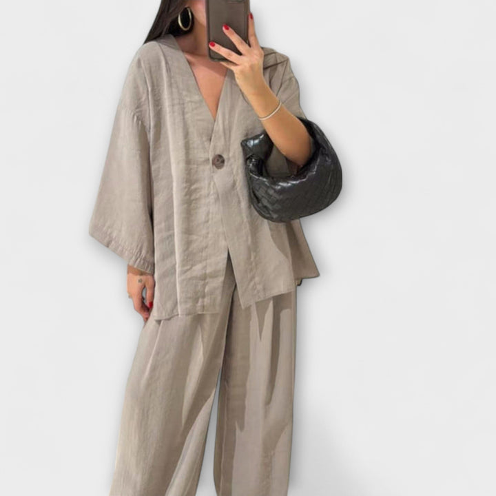 Jacqueline - Rentoa V-pääntie Toppi ja Housut Duo