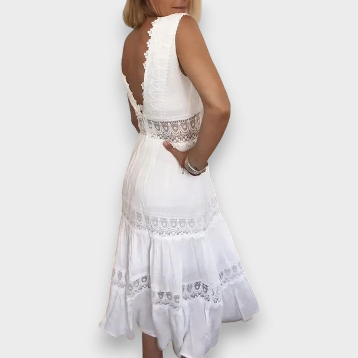 Elsbeth | Elegantti Blondepuku V-avauksella