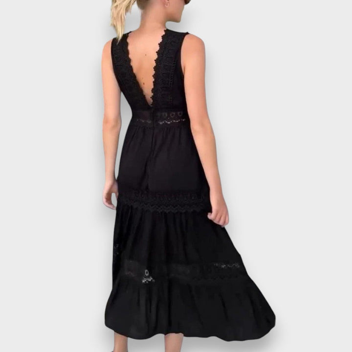 Elsbeth | Elegantti Blondepuku V-avauksella