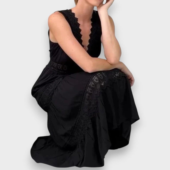 Elsbeth | Elegantti Blondepuku V-avauksella