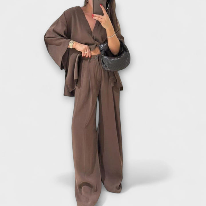 Jacqueline - Rentoa V-pääntie Toppi ja Housut Duo