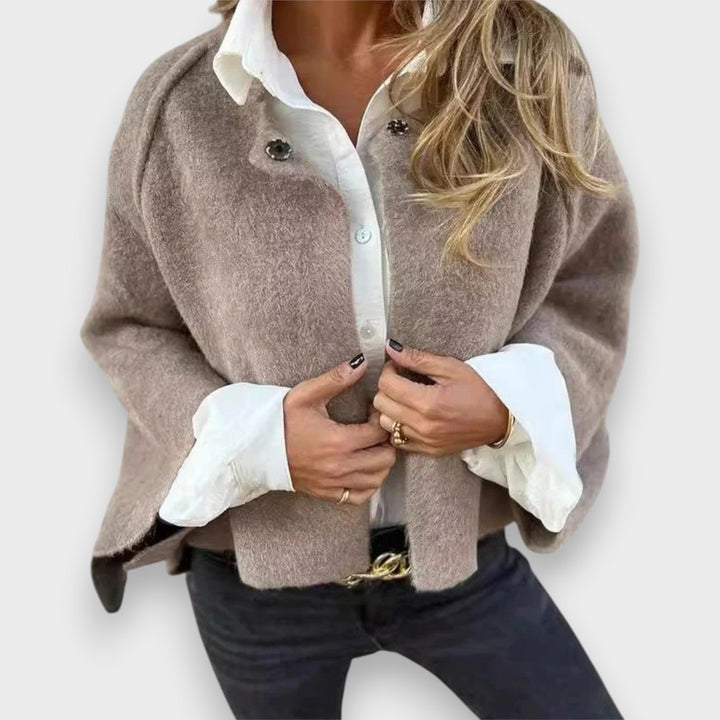 Annie | Lyhyt Takki Elegantilla Leveillä Hihoilla