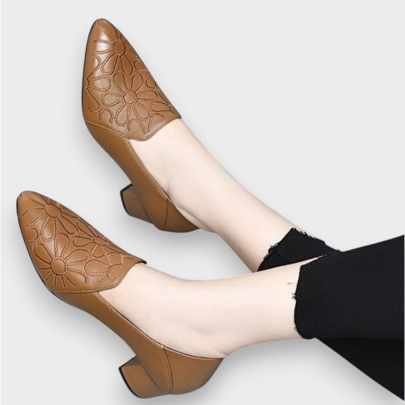 Nala | Pehmeät Korkokengät, jotka on valmistettu vegaanisesta nahasta brodeerauksella