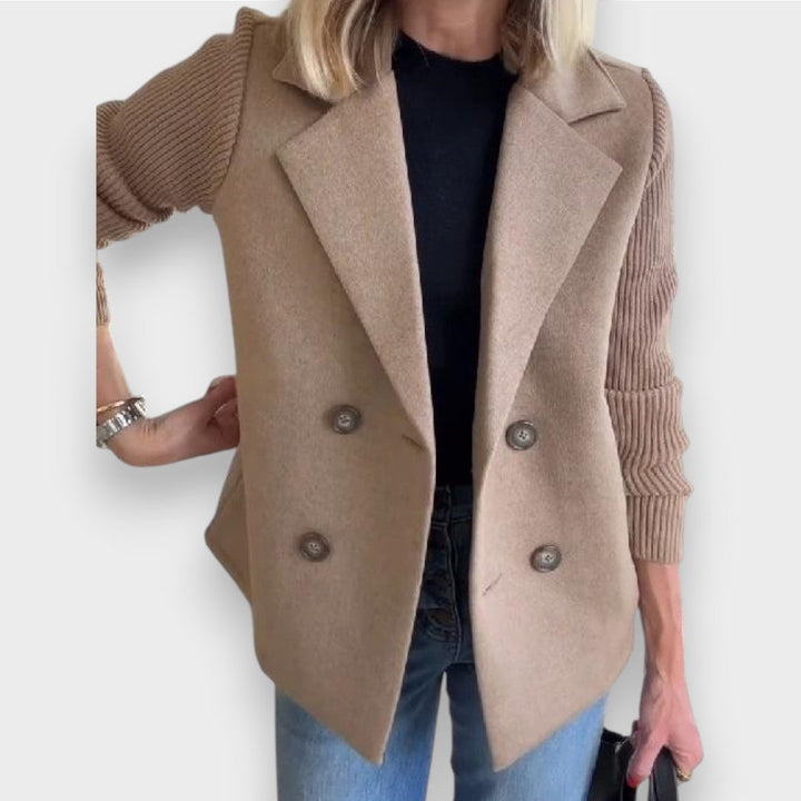 Amora | Tyylikäs Neuletakki Hihoilla