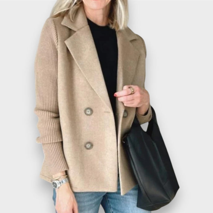 Amora | Tyylikäs Neuletakki Hihoilla