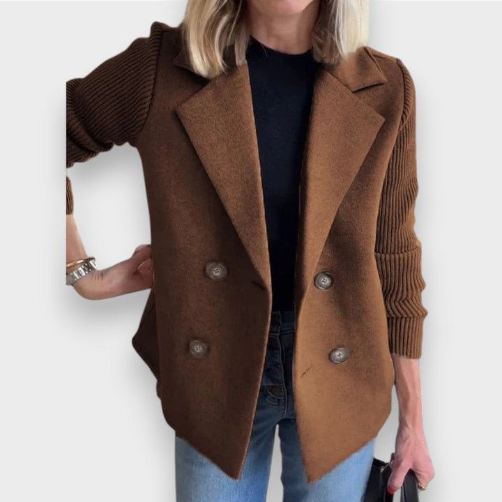 Amora | Tyylikäs Neuletakki Hihoilla