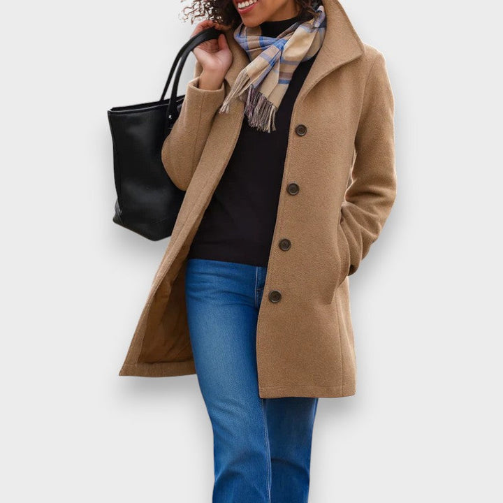 Carla | Klassinen Takki Elegantteilla Napeilla